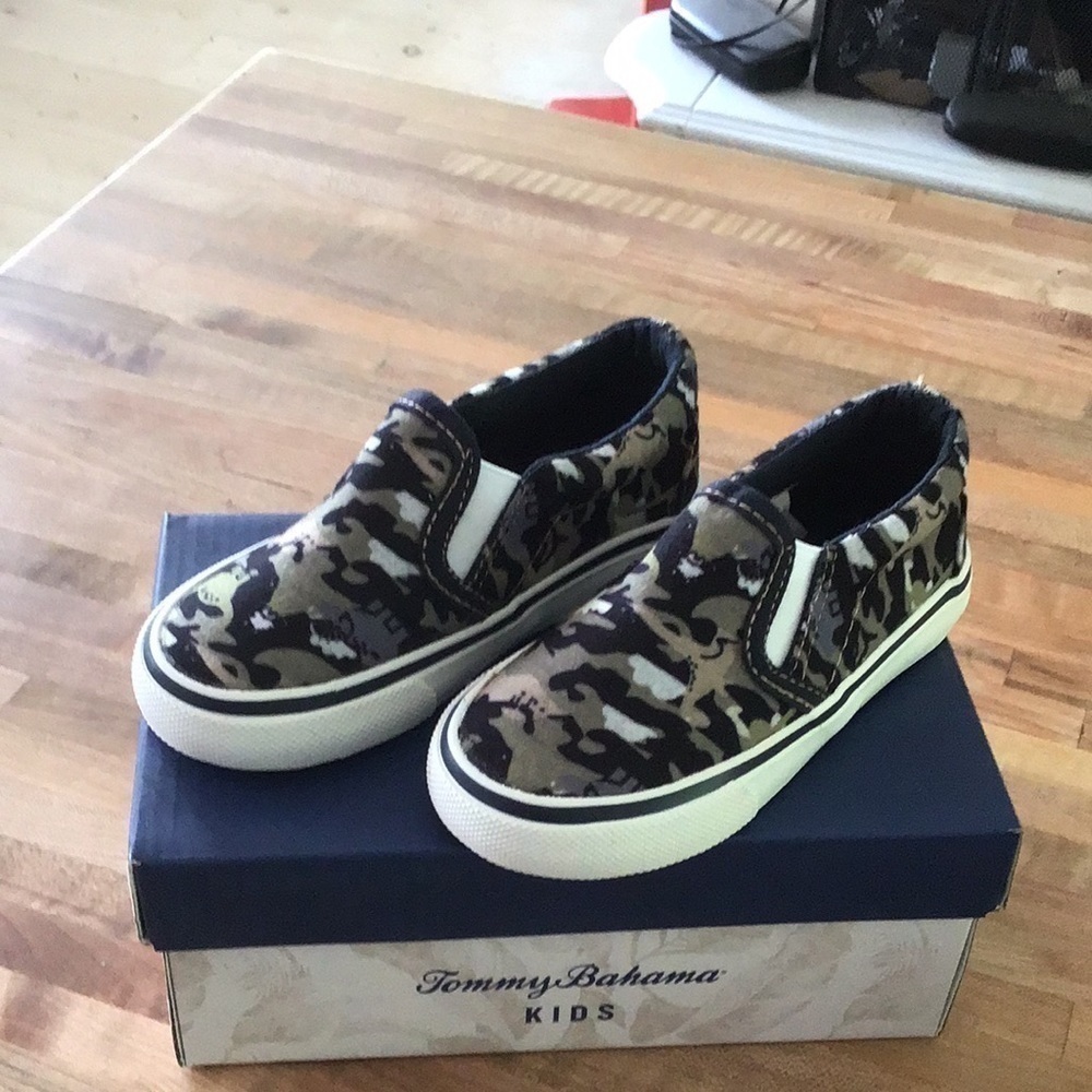 Tommy Bahama Kids camo slip on sneakers size 9 NWB